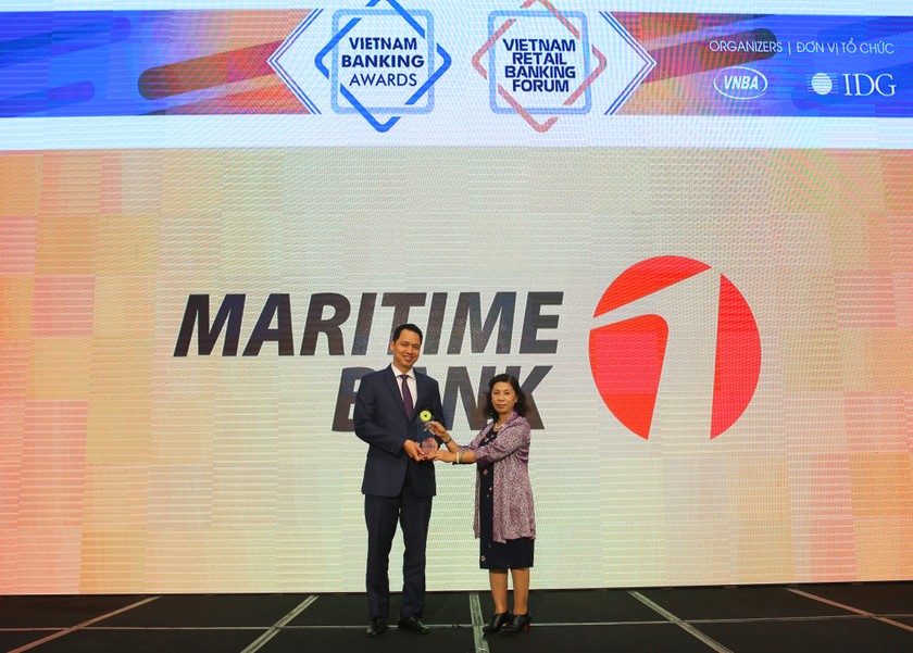 Ông Huỳnh Bửu Quang – TGĐ Maritime Bank nhận giải thưởng từ bà Lê Thị Kim Xuân – Trưởng đại diện phía Nam của Hiệp hội Ngân hàng Việt Nam