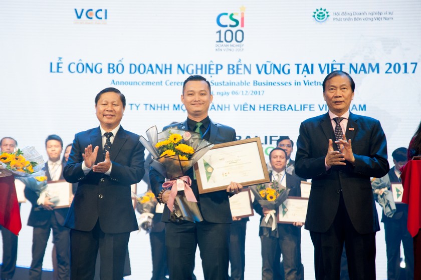 Ông Phạm Tường Huy - Tổng Giám đốc Herbalife Việt Nam nhận giải thưởng.