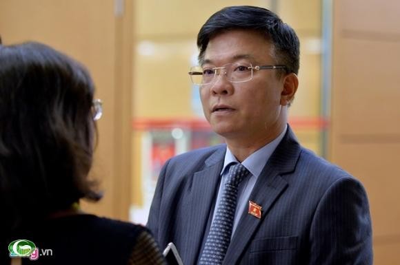 Bộ trưởng Tư pháp Lê Thành Long trả lời phỏng vấn báo chí bên hành lang Quốc hội 