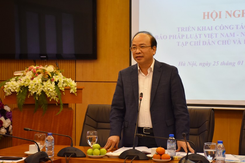 Thứ trưởng Bộ Tư pháp Phan Chí Hiếu phát biểu chỉ đạo tại cuộc họp 