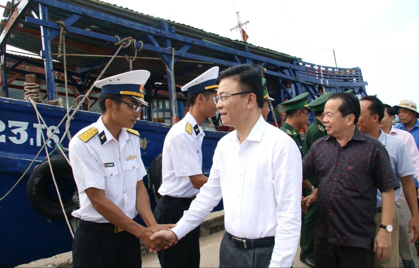 Bộ trưởng Bộ Tư pháp Lê Thành Long thăm lực lượng vũ trang trên địa bàn huyện xã Thổ Châu.