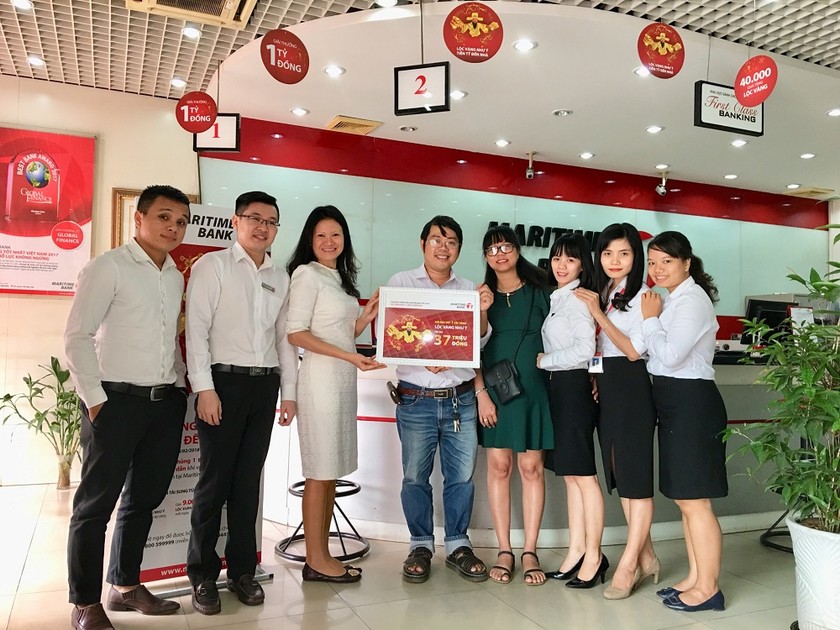 Anh Lê Duy Khánh (thứ tư từ trái qua phải) là một trong 4 khách hàng may mắn nhất của chương trình “Lộc vàng như ý – Tiền tỷ đến nhà” tháng 12/2017 nhận giải một cây vàng.
