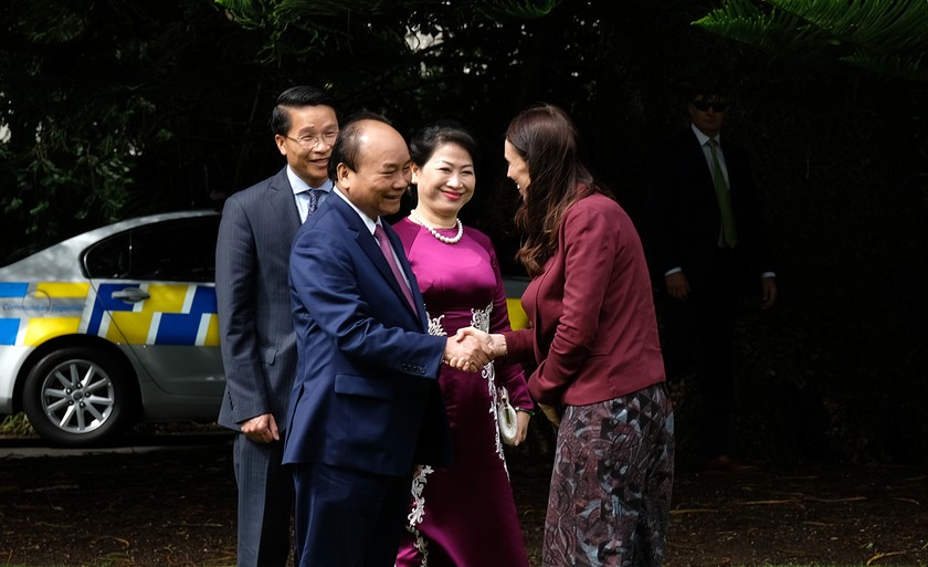 Thủ tướng New Zealand Jacinda Andern chào đón Thủ tướng Nguyễn Xuân Phúc và Phu nhân.