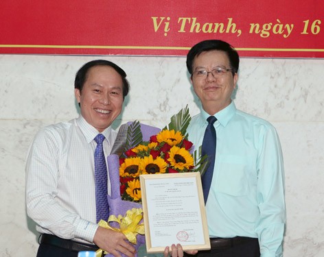 Ông Mai Văn Chính (phải) trao quyết định cho ông Lê Tiến Châu.