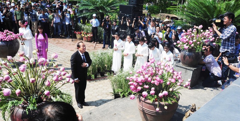 Ông Trương Hoà Bình - Uỷ viên Bộ chính trị, Phó thủ tướng thường trực Chính phủ dâng hoa tại Đài tưởng niệm

