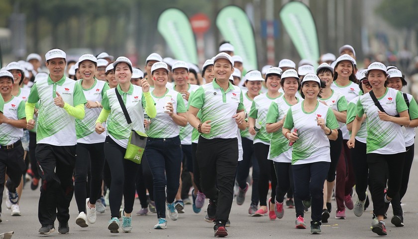 Ông Phạm Tường Huy, Tổng giám đốc Herbalife Việt Nam (dẫn đầu đoàn chạy) cùng các thành viên độc lập hào hứng tham gia đường chạy.