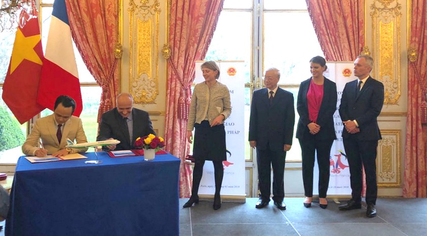 Chủ tịch Tập đoàn FLC Trịnh Văn Quyết và Phó Chủ tịch Airbus Eric Schulz ký kết hợp đồng.