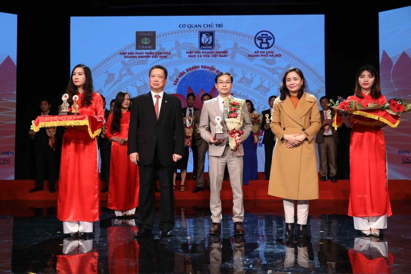 Ông Nguyễn Huy, TGĐ LeadViet nhận biểu trưng Doanh nghiệp văn hóa