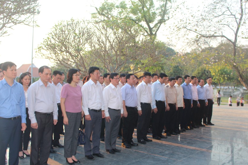 Bộ trưởng Lê Thành Long dâng hương tại Nghĩa trang liệt sĩ Đồi A1