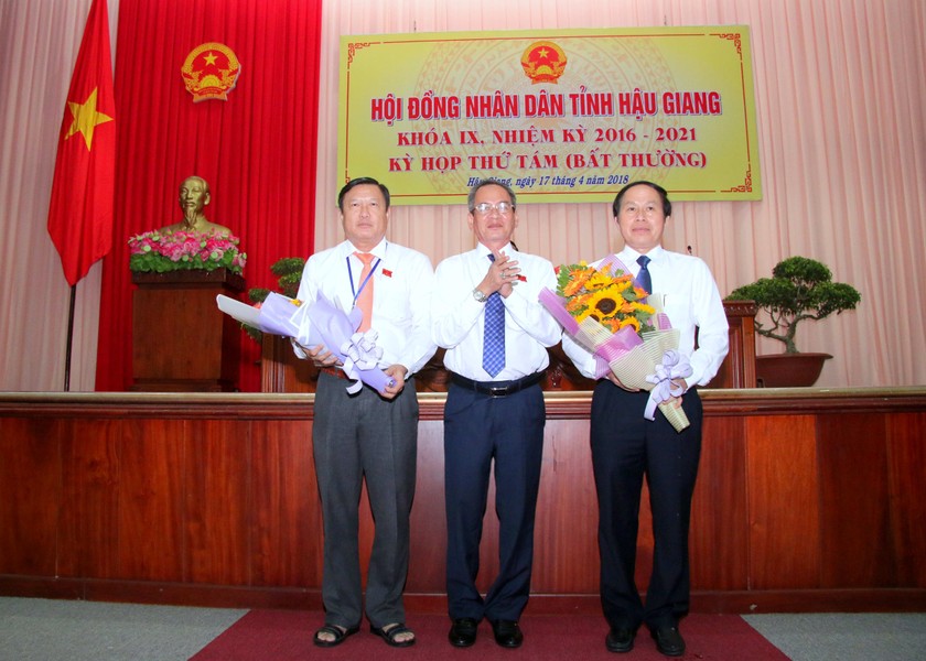 Ông Lê Tiến Châu - Phó Bí thư Tỉnh uỷ, Chủ tịch UBND tỉnh Hậu Giang (bìa phải) ra mắt tại kỳ họp.