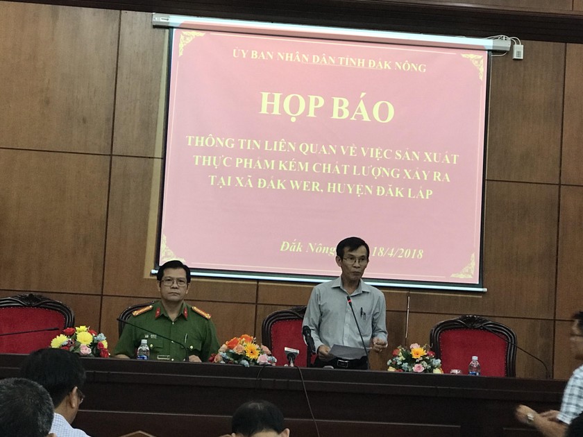 Ông Ngô Xuân Lộc thông tin tại buổi họp báo