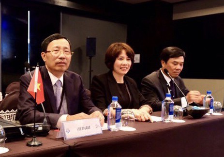 Tổng cục trưởng Nguyễn Văn Cẩn (bên trái) tại Hội nghị.