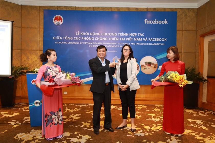 Bà Clair Deevy, Giám đốc Cộng đồng của Facebook tại khu vực Châu Á- Thái Bình Dương và Ông Trần Quang Hoài, Tổng cục trưởng Tổng cục Phòng, chống thiên tai tại Lễ phát động
