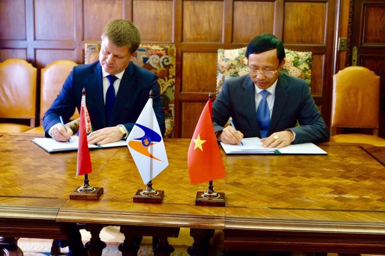 Tổng cục trưởng Nguyễn Văn Cẩn (bên phải) và ông Yury Senko, Chủ tịch Ủy ban Hải quan nhà nước Cộng hòa Bê-la-rút ký kết Nghị định thư.