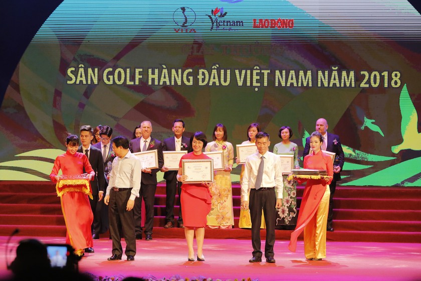 Bà Vũ Thị Minh Huệ - Phó TGĐ FLC Biscom (giữa) đón nhận giải thưởng