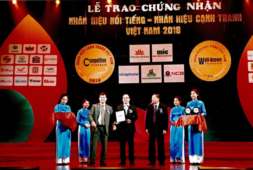 Ông Trần Thanh Tú – Phó Tổng Giám đốc Pháp lý, Pháp chế và Đối ngoại Dai-ichi Life Việt Nam nhận giải thưởng “Top 50 Nhãn hiệu nổi tiếng Việt Nam 2018”