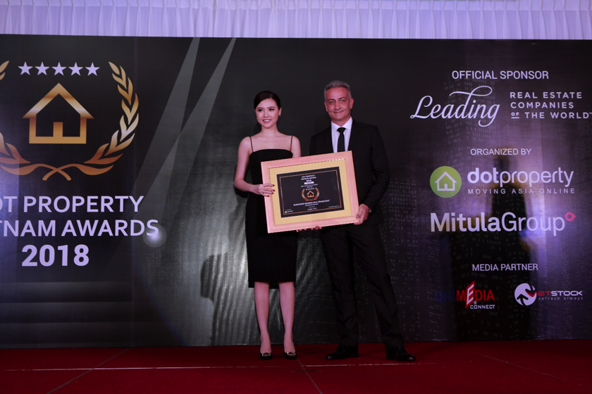 Nữ hoàng sắc đẹp toàn cầu Ngọc Duyên - Đại sứ thương hiệu Tập đoàn Sunshine Group, Giám đốc phát triển dự án Sunshine Marina Nha Trang Bay nhận giải thưởng