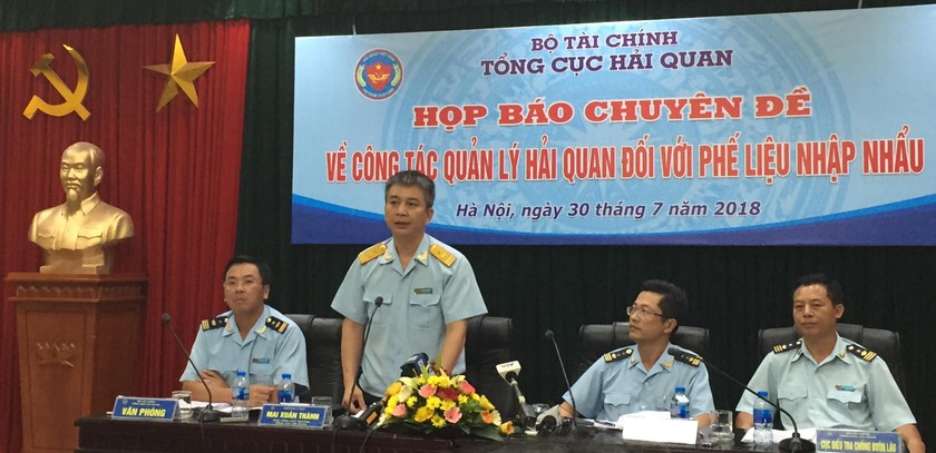 Phó Tổng cục trưởng Tổng cục Hải quan Mai Xuân Thành chủ trì họp báo