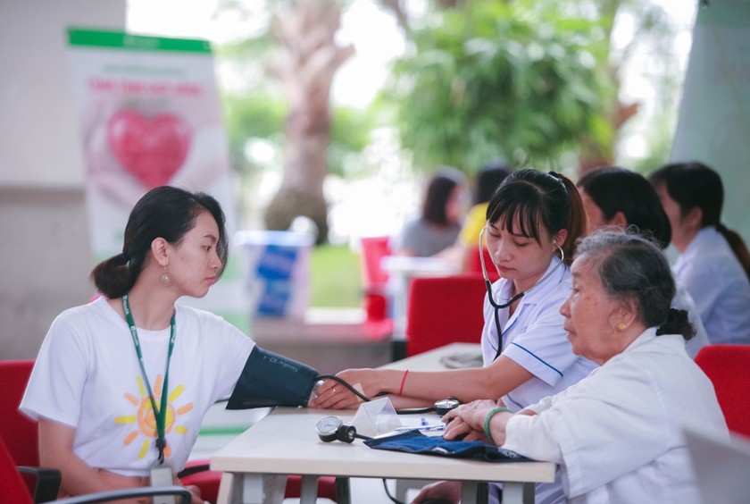 Gần 400 nhân viên và đại lý của Manulife Việt Nam vừa tham gia chương trình hiến máu tại văn phòng Hà Nội và Thành phố Hồ Chí Minh