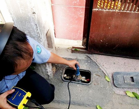 Nhân viên Công ty CP Cấp nước Tân Hòa kiểm tra dò bể đường ống trên mạng lưới cấp nước