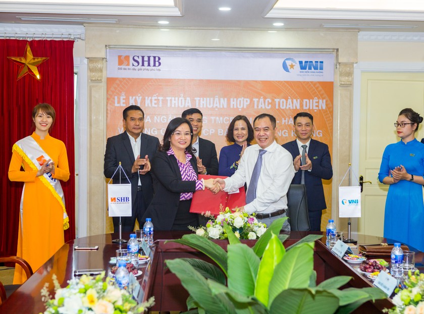 Phó Tổng Giám đốc SHB và Tổng Giám đốc VNI ký thỏa thuận hợp tác trước sự chứng kiến của Lãnh đạo cấp cao của SHB và VNI.