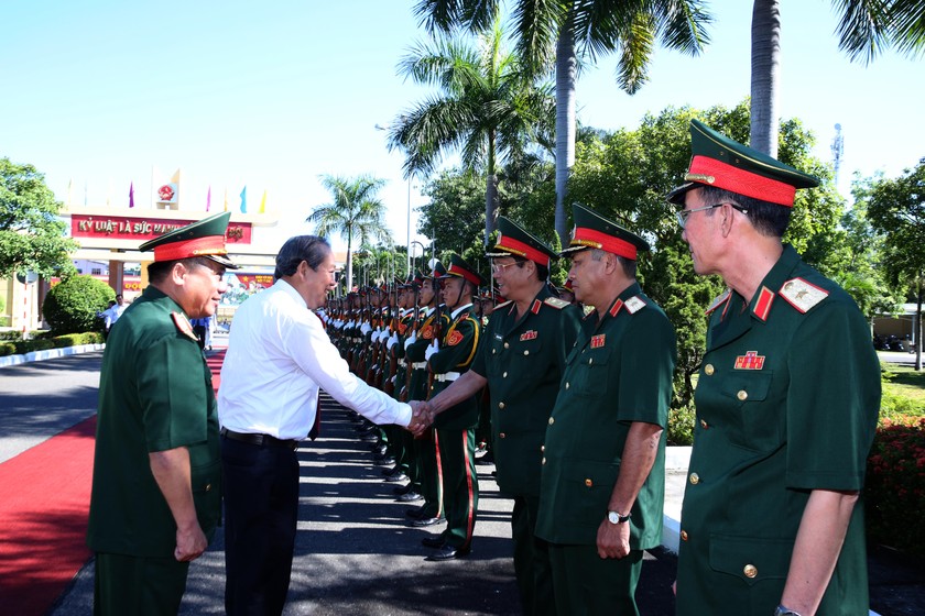 Phó Thủ tướng Trương Hòa Bình thăm, làm việc với Quân khu 5.