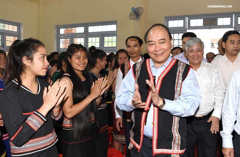 Giáo viên, học sinh Trường Phổ thông dân tộc nội trú tại xã Đăk Hà chào đón Thủ tướng về dự Lễ khai giảng năm học 2018-2019