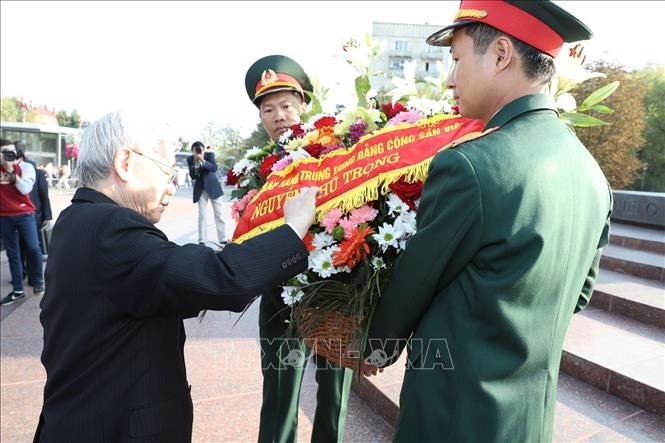 Tổng Bí thư Nguyễn Phú Trọng dâng hoa tại tượng đài Chủ tịch Hồ Chí Minh tại Moscow.