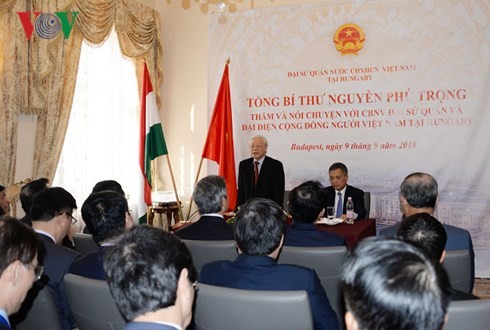 Tổng Bí thư Nguyễn Phú Trọng thăm và nói chuyện với cán bộ nhân viên Đại sứ quán, đại diện cộng đồng người Việt Nam tại Hungary