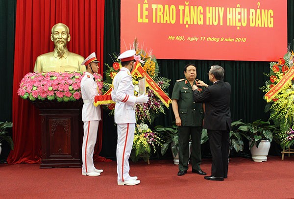 Đồng chí Trần Quốc Vượng trao Huy hiệu 50 năm tuổi Đảng tặng Đại tướng Phùng Quang Thanh.

