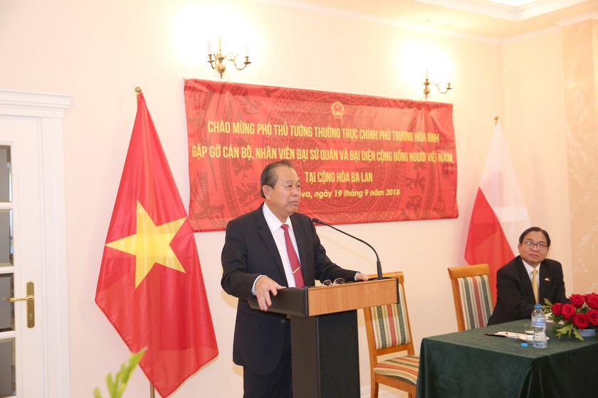 Phó Thủ tướng Thường trực thăm Đại sứ quán, gặp gỡ người Việt tại Ba Lan