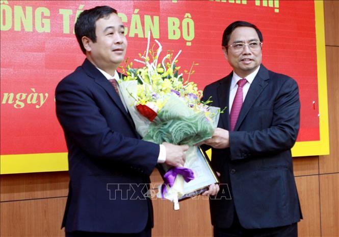 Đồng chí Phạm Minh Chính, Ủy viên Bộ Chính trị, Bí Thư Trung ương Đảng, Trưởng Ban Tổ chức Trung ương (bên phải) chúc mừng đồng chí Ngô Đông Hải
