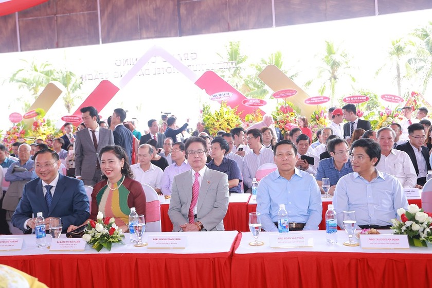 Hơn 300 quan khách là lãnh đạo các cơ quan trung ương, địa phương, đại diện các doanh nghiệp trong và ngoài nước, những ngôi sao nổi tiếng của Việt Nam trong các lĩnh vực nghệ thuật, văn hóa thể thao... đã tham dự Sự kiện