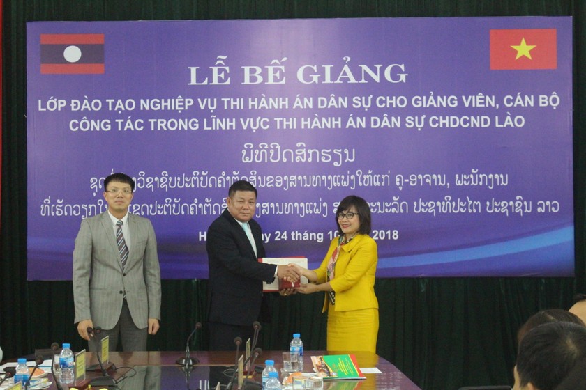 Bế giảng lớp đào tạo nghiệp vụ Thi hành án dân sự cho giảng viên, cán bộ CHDCND Lào