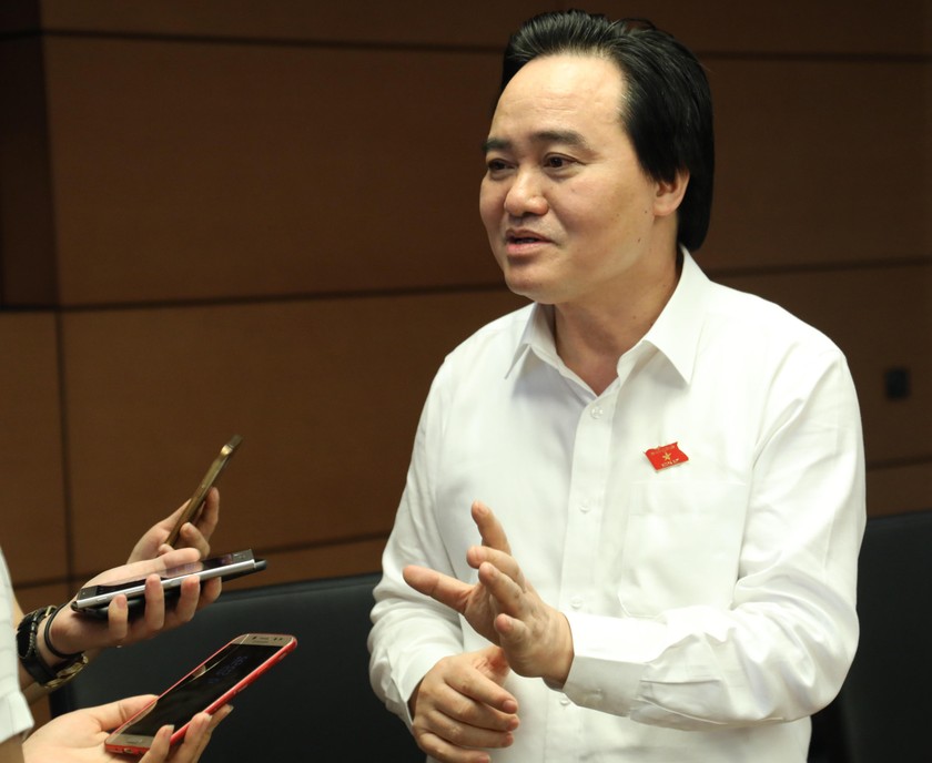 Bộ trưởng Bộ Giáo dục và Đào tạo Phùng Xuân Nhạ nhận lời trả lời phỏng vấn báo chí bên hàng lang QH sau khi QH công bố kết quả kiểm phiếu