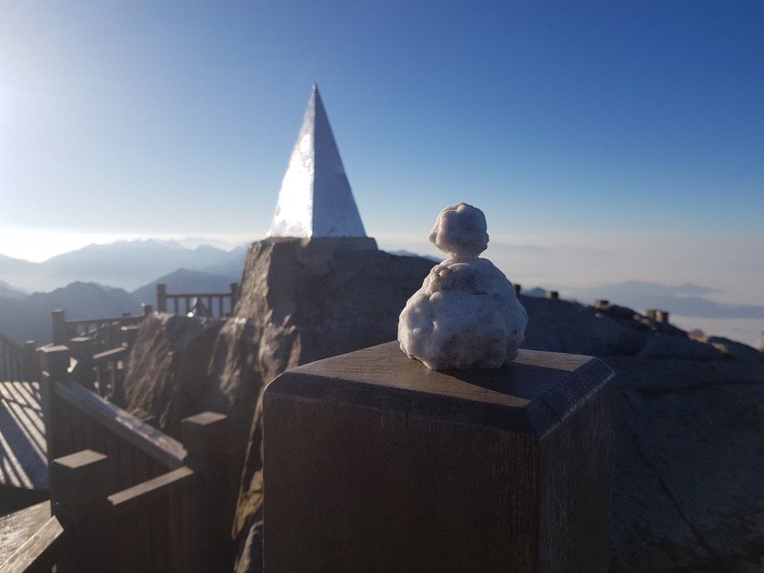 Du khách thích thú gom băng tuyết, nặn hình thú trên đỉnh Fansipan 