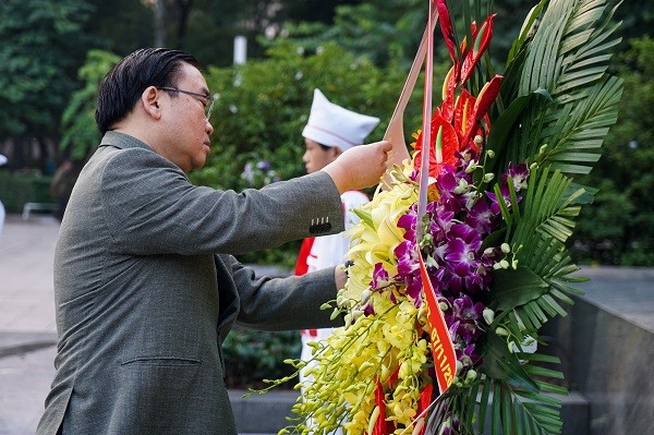 Bí thư Thành ủy Hà Nội Hoàng Trung Hải dâng hoa tưởng niệm tại Tượng đài V.I.Lênin.