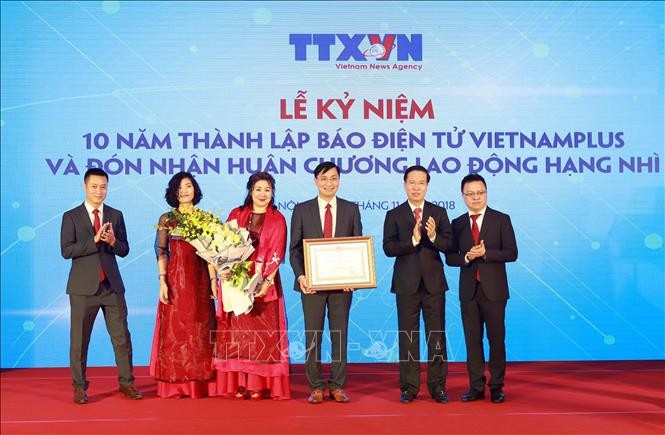 Trưởng Ban Tuyên giáo Trung ương Võ Văn Thưởng (thứ hai từ phải sang) trao tặng Huân chương Lao động hạng Nhì của Chủ tịch nước cho Báo Điện tử VietnamPlus. 