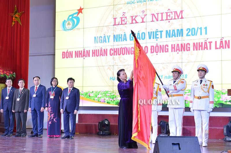 Chủ tịch Quốc hội gắn Huân chương Lao động hạng Nhất lên lá cờ truyền thống của Học viện.