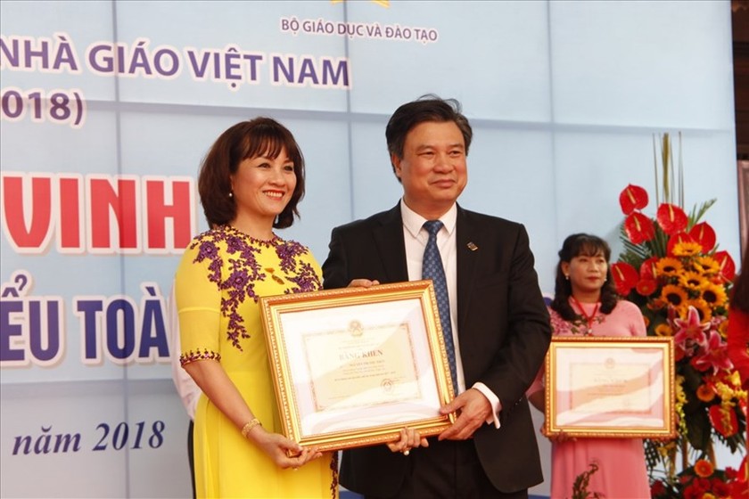 Thứ trưởng Bộ GD&ĐT Nguyễn Hữu Độ tặng Bằng khen của Bộ trưởng Bộ GD&ĐT cho nhà giáo tiêu biểu