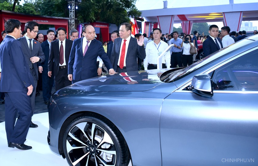 Thủ tướng Nguyễn Xuân Phúc tham quan mẫu ô tô của VinFast.