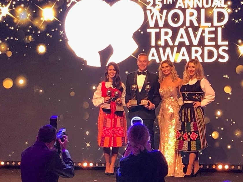 Ông Ty Collins Tổng quản lý JW Marriott Phu Quoc Emerald Bay resort nhận giải thưởng tại lễ trao giải WTA 2018.jpg