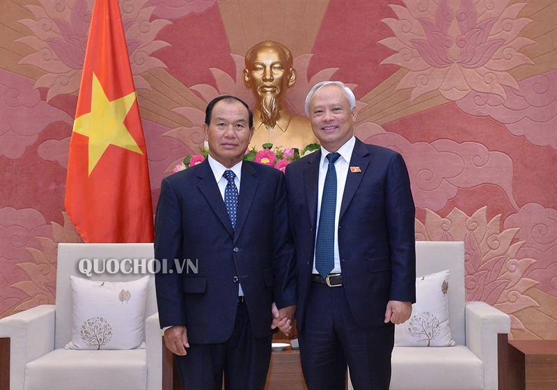 Phó Chủ tịch Quốc hội Uông Chu Lưu (bên phải) và Bộ trưởng Bộ Tư pháp Lào Xay-xỉ Xẳn-tỵ-vông (bên trái)