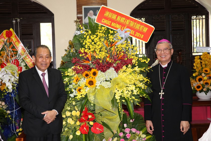 Phó Thủ tướng Trương Hòa Bình chúc mừng Giám mục Đặng Đức Ngân và bà con giáo dân Giáo phận Đà Nẵng
