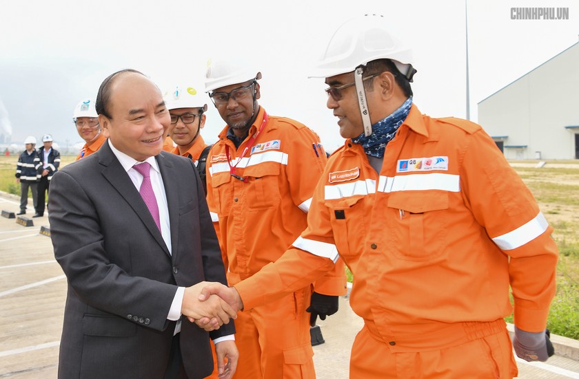 Thủ tướng thăm cán bộ, chuyên gia, công nhân Nhà máy lọc hoá dầu Nghi Sơn