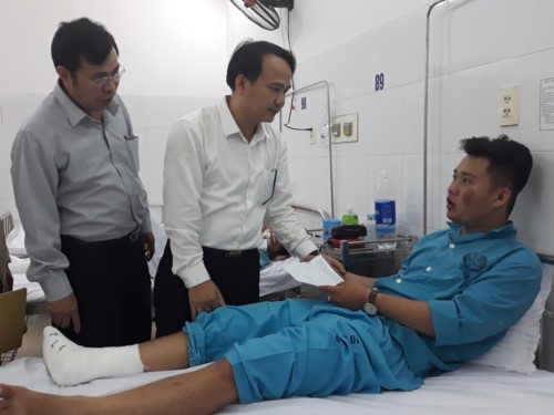 GĐ Sở GD&ĐT Đà Nẵng chuyển lời hỏi thăm và động viện của Bộ trưởng Bộ GD&ĐT đến thầy giáo, học sinh đang điều trị tại BV Đà Nẵng