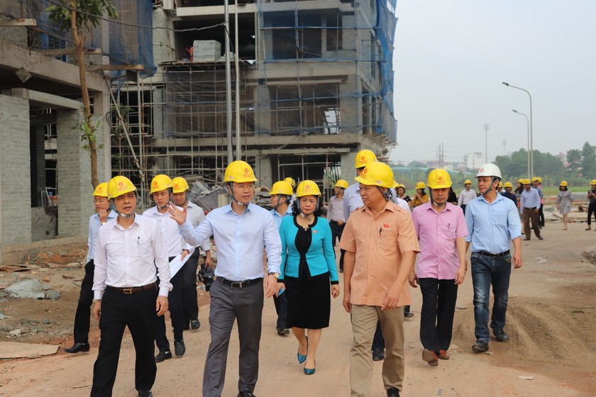 Ông Trần Văn Tiến, Tỉnh ủy viên, Phó trưởng Đoàn ĐBQH khóa XIV của tỉnh (hàng đầu, bên phải) và các đại biểu khảo sát thực tế dự án TMS Grand City Phuc Yen.