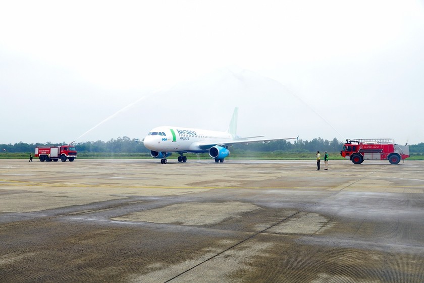 Nghi lễ phun vòi rồng trang trọng chào đón chuyến bay  Hà Nội - Vinh của Bamboo Airways