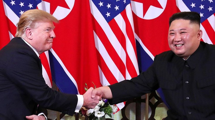 Cái bắt tay lịch sử tại Hà Nội giữa Tổng thống Trump và Chủ tịch Kim