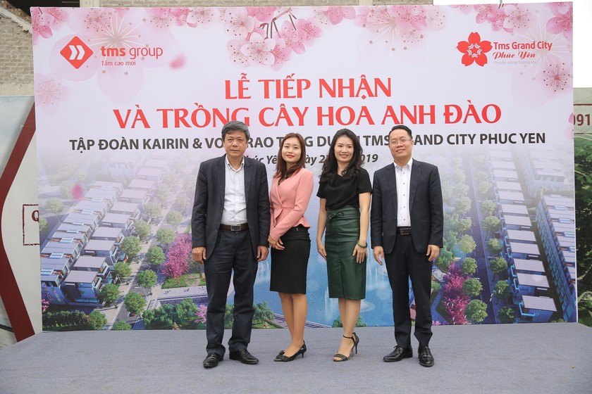 Ông Vũ Hải - Phó Tổng Giám đốc VOV trao tặng (đợt 1) những cây hoa anh đào Nhật Bản cho TMS Grand City Phuc Yen